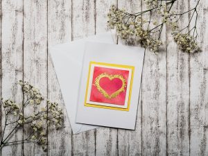 Přání - zlaté srdce na červenorůžovém podkladu